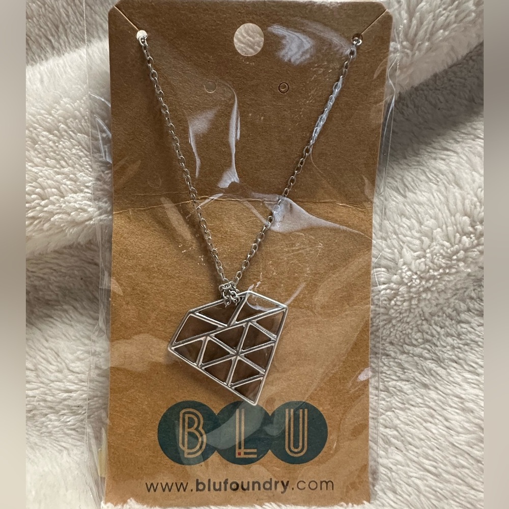 Costume Jewelry Necklace , silver , diamond shaped pendant NWOT